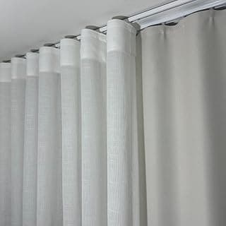 Cortina de linho off-white com 4,00m de largura, forro blackout, trilho suíço duplo, deslizantes e fita wave.