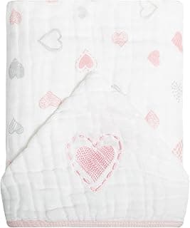 Toalha de banho branca com estampa de corações rosa e cinza, dobrada com capuz, bordas rosa