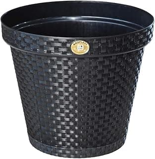 Vaso redondo de 20L em rattan preto da Arqplast, com design entrelaçado e emblema dourado.
