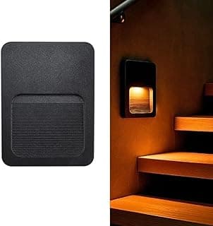 Luminária de parede preta sobreposta iluminada com luz amarela
