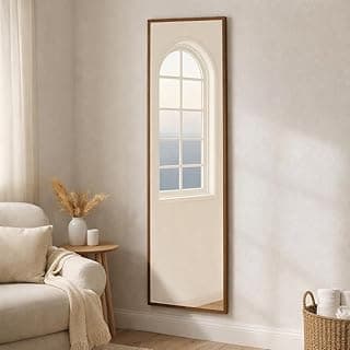 Espelho decorativo quadrado 50x160cm com moldura marrom em ambiente minimalista