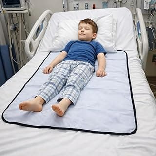 Protetor de colchão hospitalar branco e azul em uma cama hospitalar