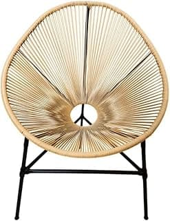 Poltrona Acapulco de fibra trançada bege com estrutura preta, design circular, ideal para jardim e varanda.