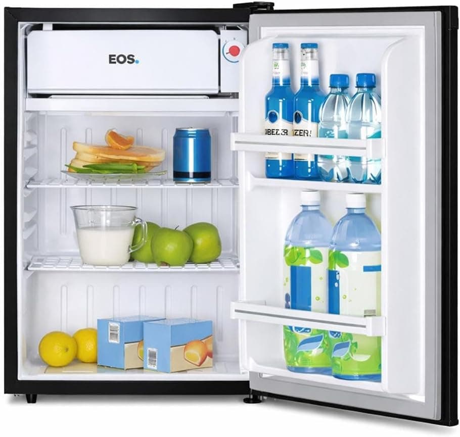 Frigobar EOS EFB80P 71L preto com interior cheio de bebidas e alimentos.