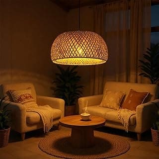 Luminária de teto pendente de bambu iluminada em sala de estar com sofás e mesa de centro