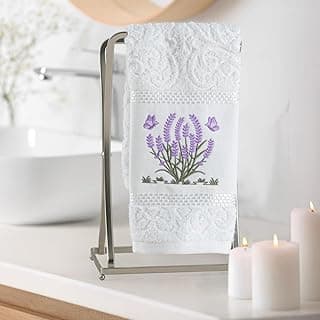 Toalha de mão branca com design floral de lavanda e borboletas, pendurada em suporte de metal.