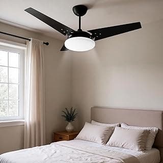 Ventilador de teto com pás MDF e luz LED branca 6500K em um quarto com cama e janela.