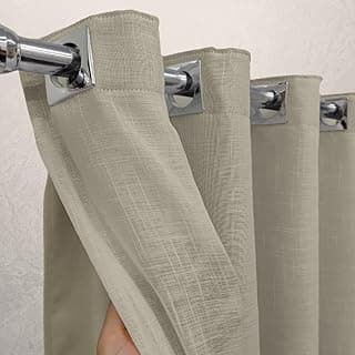 Cortina de gaze de linho palha com forro blackout, cor bege, alta qualidade, fixada a um suporte de metal prateado.