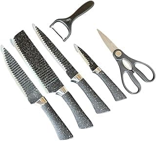 Set de facas e utensílios de cozinha com cabo ergonômico, fundo branco, lâminas serrilhadas, cabos pretos com detalhes em prata.