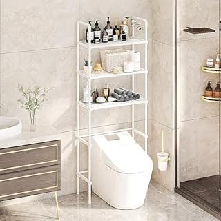 Prateleira multifuncional branca com três prateleiras para banheiro, atrás de um vaso sanitário branco.