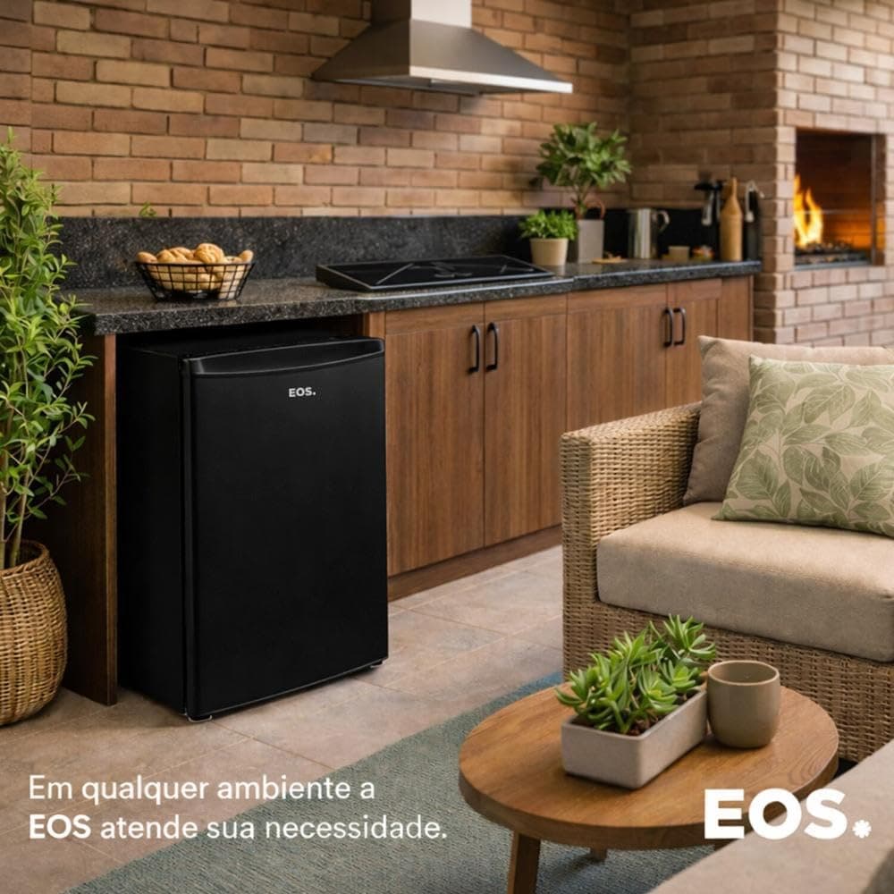 Frigobar EOS EFB80P 71L preto em uma área externa com uma lareira.