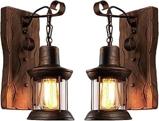 Luminárias de parede rústicas com acabamento em madeira e vidro transparente, iluminação amarela.
