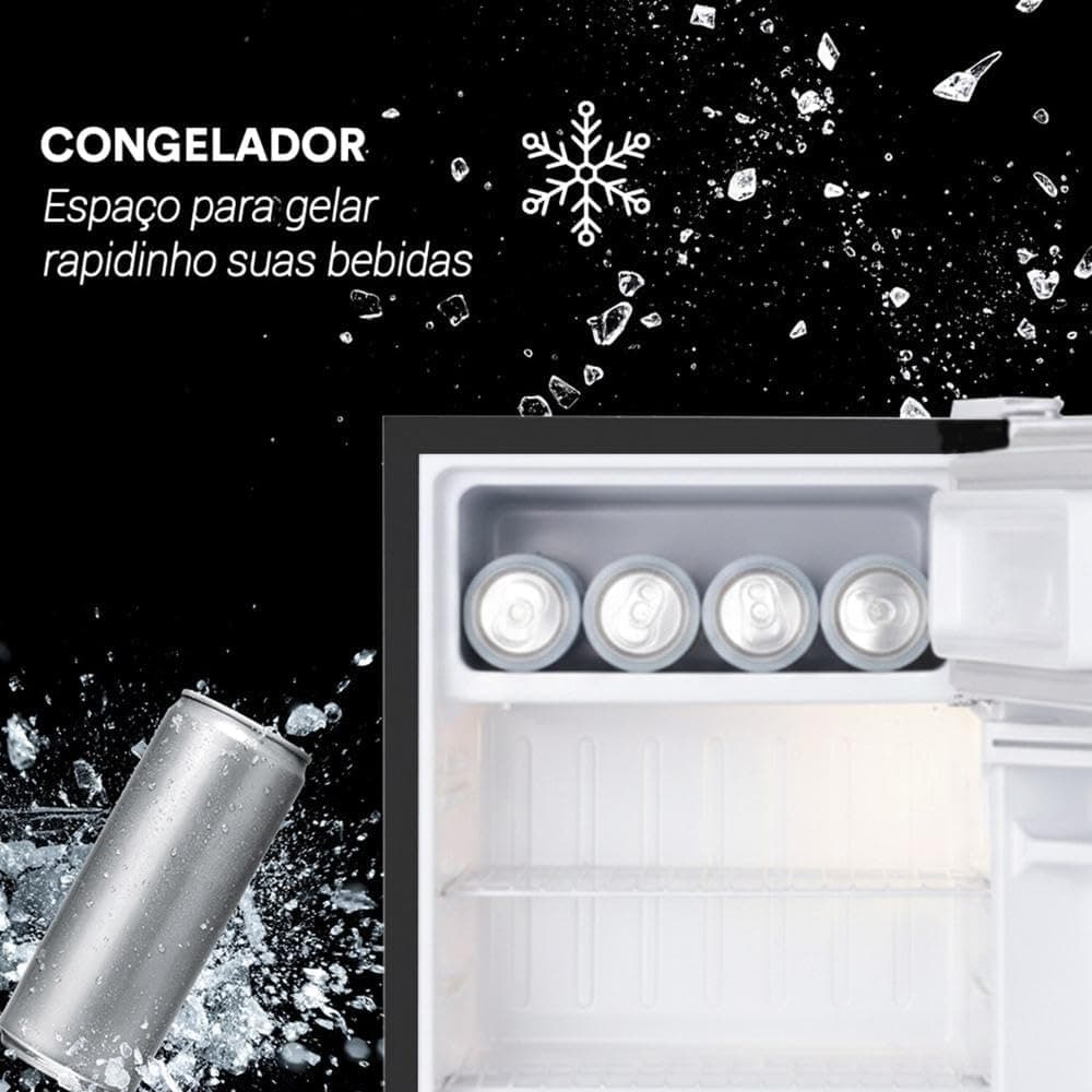 Frigobar EOS EFB80P 71L preto com garrafas de bebidas congeladas.