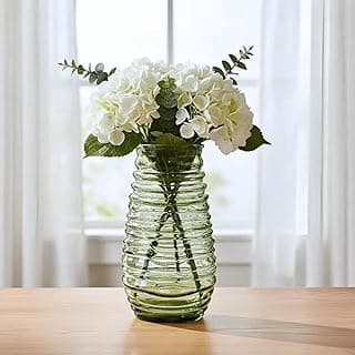 Vaso de vidro canelado verde oliva com flores brancas