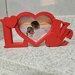Porta-retrato vermelho em forma de coração com a palavra 'LOVE' em impressão 3D