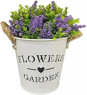 Cachepot branco decorativo com flores artificiais de lavanda, texto 'FLOWERS GARDEN', alças de corda, iluminação adequada