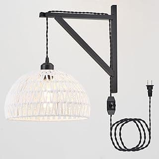 Lâmpada de parede boho branca com cúpula de rattan e corda de rattan, iluminada, montada na parede.