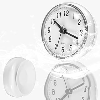Relógio de chuveiro impermeável branco com mostrador preto e branco, indicando a marca 'QUARTZ', flutuando em água.
