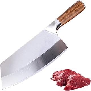 Cutelo de carne de aço inoxidável com alça de madeira ao lado de carne crua