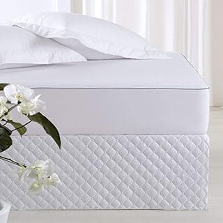 Protetor de colchão antistress impermeável branco queen em uso com travesseiros e flores.
