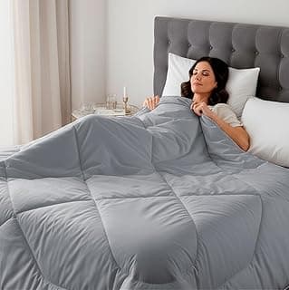 Edredom cinza solteiro de 400 fios em uma cama, mostrando a maciez e qualidade do tecido.