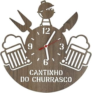 Relógio de parede 2D em MDF Cantinho do Churrasco 30cm, com tema de churrasco, cerveja e churrasqueiro, fundo marrom.