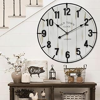 Relógio de parede Farmhouse branco com números pretos e texto 'OLD TOWN CLOCK'.