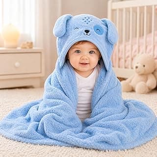 Bebê coberto com cobertor de microfibra azul com capuz de cachorro