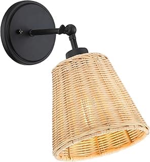 Luminária de parede boho com cúpula tecida em vime e base preta, iluminação suave