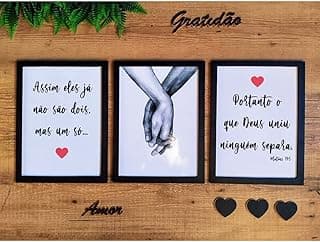 Kit de três quadros decorativos com temática de amor e união, em fundo de madeira.