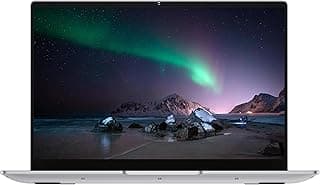 Laptop prateado aberto com tela exibindo aurora boreal sobre uma praia noturna.