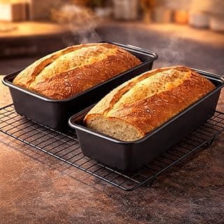 Duas formas retangulares pretas para pão com pães assados