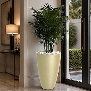 Vaso de planta oval moderno em polietileno amarelo com folhas verdes, em um ambiente elegante
