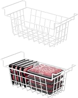 Cestos organizadores de freezer brancos com carne vermelha dentro