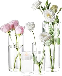 Quatro vasos de vidro cilíndricos transparentes com flores e vela flutuante