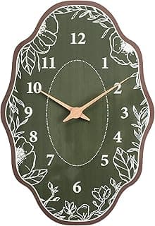 Relógio de parede verde com design floral branco, analógico, números brancos, ponteiros dourados.