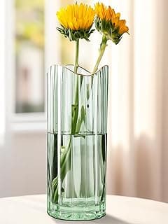 Vaso de vidro transparente com bordas douradas contendo flores amarelas