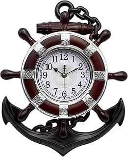 Relógio de parede decorativo com leme e âncora, tema náutico, fundo marrom escuro.