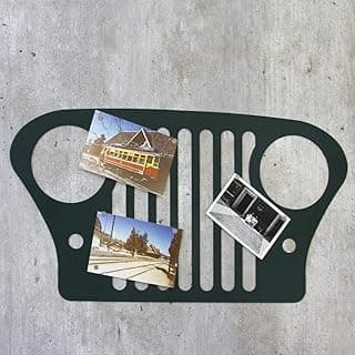 Quadro decorativo em forma de grade Jeep verde 60x32 cm com três fotos antigas