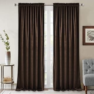 Cortinas de veludo marrom em janela, ambiente de sala de estar