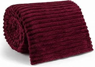 Manta de microfibra grossa vinho para cama queen, enrolada, textura macia.