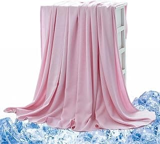 Cobertor de fibra de bambu rosa claro, ideal para resfriamento, dobrado com gelo azul no fundo.