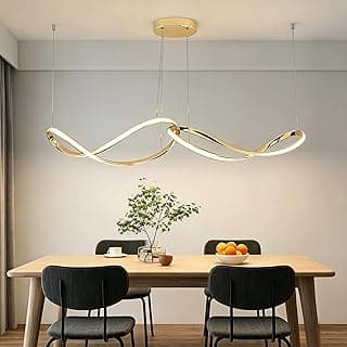 Luminária pendente moderna em forma de ondas, iluminando uma sala de jantar com mesa de madeira e decoração central