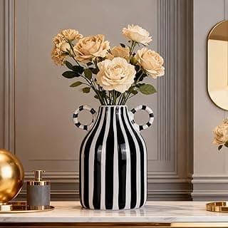 Vaso decorativo de cerâmica preto e branco com flores amarelas em mesa cinza