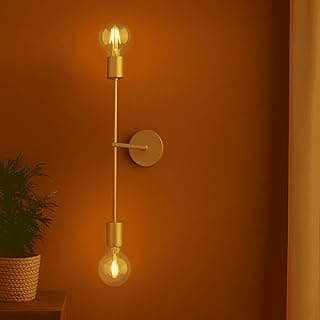 Luminária de parede dourado com lâmpadas incandescentes em um ambiente acolhedor.