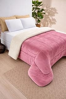 Edredom rosa em veludo queen sobre cama com almofadas brancas