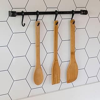 Barra organizadora de utensílios de cozinha com 4 ganchos em aço, pendurados na parede hexagonal.