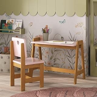 Conjunto de mesa e cadeira infantil rosa com papel de parede floral ao fundo