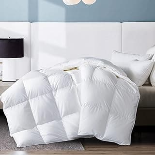 Edredão king size branco WhatsBedding, cheio de penas e plumas, enchimento macio, fundo azul claro.
