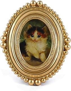 Porta-retrato vintage pequeno com moldura oval dourada ornamentada e contas, contendo pintura de gatinho.